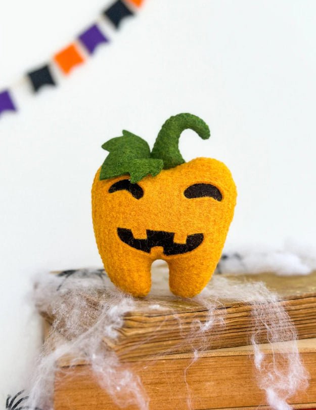 Halloween Pumpkin Tooth Ornament – Felt Halloween Decor or Tooth Fairy Gift - WoollyFox